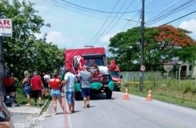 Papai Noel cai de caminhão e morre atropelado pelo veículo