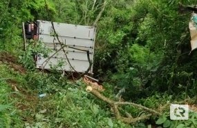 Criança de 7 anos morre após caminhão cair em ribanceira na BR-282 
