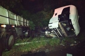 Cabine se desprende de carreta após colisão na BR-282