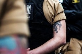 Deputados aprovam ingresso de pessoas tatuadas na carreira militar