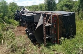 Motorista perde a vida após carreta tombar na SC-355