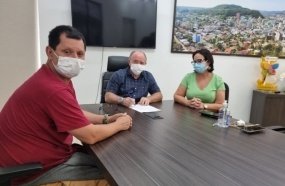 Prefeito assina ordem de serviço para reforma do CREAS 
