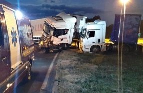 Colisão entre carretas deixa dois feridos no Trevão de Irani 