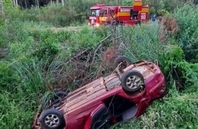 Jovens ficam feridos após carro capotar fora da pista na SC-452 