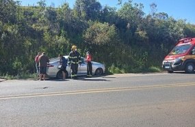 Veículo colide em barranco após saída de pista na BR-470 