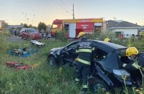 Condutora fica presa às ferragens após colisão em Campos Novos