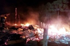 Casa é consumida por incêndio no interior de Curitibanos 