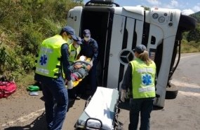 Motorista fica ferido após tombar caminhão na SC-350