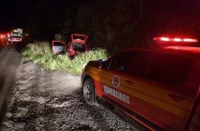 Três pessoas morrem após carro colidir contra pedra na BR-470