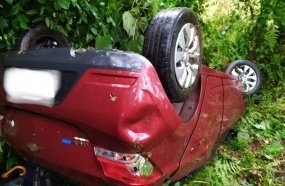 Motorista capota veículo após sair da pista na BR-282 