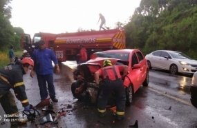 Colisão entre veículos deixa dois feridos na BR-282 