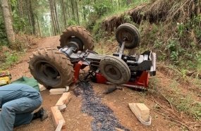 Agricultor fica preso debaixo de trator após tombar equipamento 