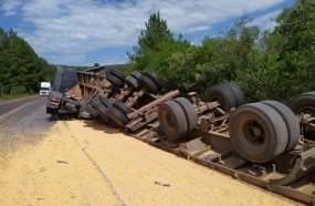 Semirreboque de carreta tomba em Catanduvas 