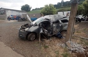 Motorista fica preso às ferragens após colidir carro em poste 
