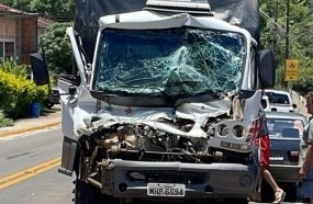 Motorista fica ferido após caminhão colidir na traseira de outro