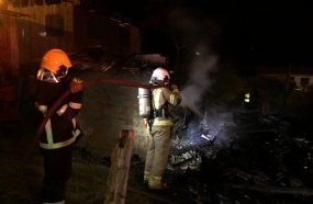 Casa de madeira é consumida por incêndio em Irani