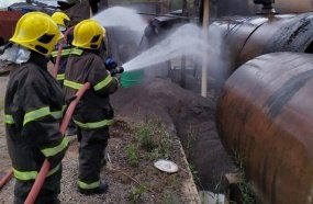 Bombeiros combatem incêndio em britador na BR-153
