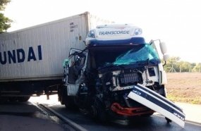 Carreta colide em traseira de caminhão na BR-470