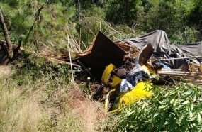 Motorista fica ferido após tombar caminhão na SC-350