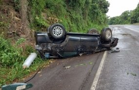 Duas pessoas ficam feridas após capotamento na BR-153 
