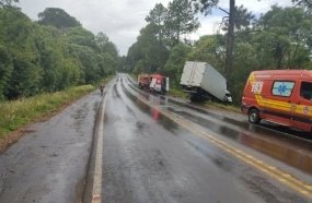 Colisão em árvore mata uma pessoa e deixa outra ferida na BR-282