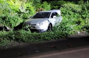 Motorista abandona carro com três mulheres feridas após saída de pista 