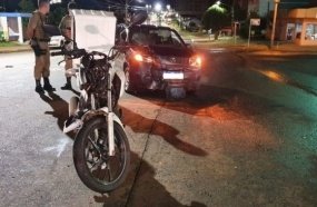 Colisão frontal entre carro e moto deixa motoboy ferido 