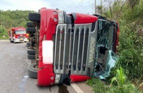 Motorista fica ferido após carreta tombar na BR-282 