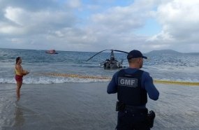 Helicóptero cai no mar em praia de Florianópolis