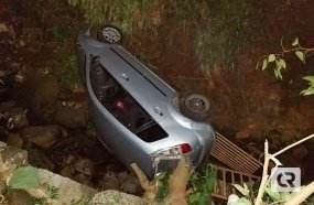 Motorista despenca com carro em sanga após colisão em Joaçaba