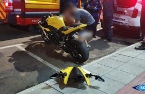 Motociclista sem capacete colide em viatura ao tentar fugir de abordagem