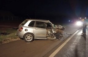 Condutora fica presa às ferragens após colisão entre carro e carreta