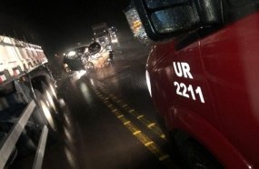 Jovens ficam feridos após colisão entre carro e carreta na BR-153
