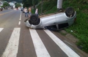 Veículo de Herval d´Oeste capota no centro de Lacerdópolis 