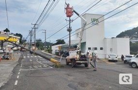Carreta derruba poste durante manobra em Herval d´Oeste