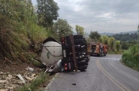 Motorista morre após carreta tanque tombar na SC-155 