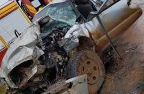Motorista é resgatado inconsciente após colisão na BR-470 