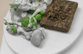 Indivíduo é preso com drogas após ferir sua mãe com uma pedrada 