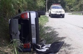 Motorista é preso por embriaguez após capotar veículo