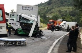 Motorista de van morre após colidir contra caminhão na BR-282 