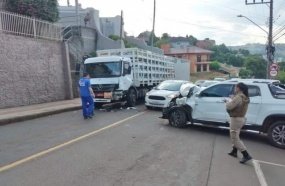Motorista fica ferido após colisão entre picape e caminhão  