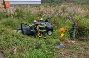 Jovem é resgatado por Bombeiros após capotar carro 