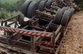 Carreta despenca em ribanceira após sair da pista na SC-350 