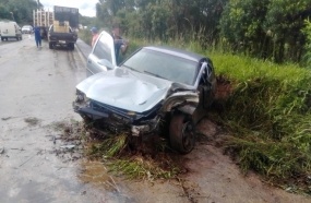 Colisão entre carro e carreta deixa uma pessoa ferida na BR-282