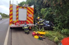 Saída de pista deixa condutor ferido na BR-282 