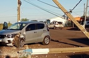 Condutora fica ferida após colidir carro contra poste 
