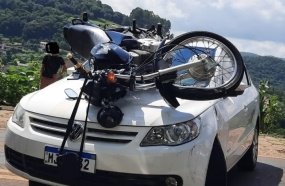 Moto vai parar em cima de carro após colisão em Capinzal 