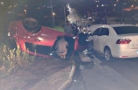 Veículo capota após colisão em Curitibanos 