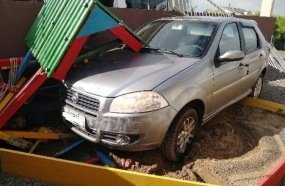 Mulher abandona veículo após invadir pátio de residência 