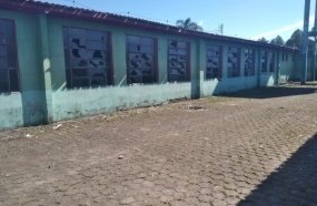 Deputado volta a cobrar recuperação da escola de Vargem Bonita